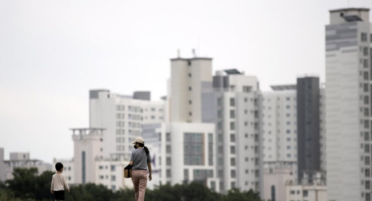 정부가 임대차 3법 시행 이후 달라진 주택 시장 분위기를 담기 위해 통계 정보를 개선하는 방안을 검토하고 있지만 실제 통계 방식을 바꾼다고 하더라도 실효성은 없을 것이란 전망이 나온다. 사진은 북서울꿈의숲에서 바라본 인근 아파트의 모습.  <연합뉴스>
